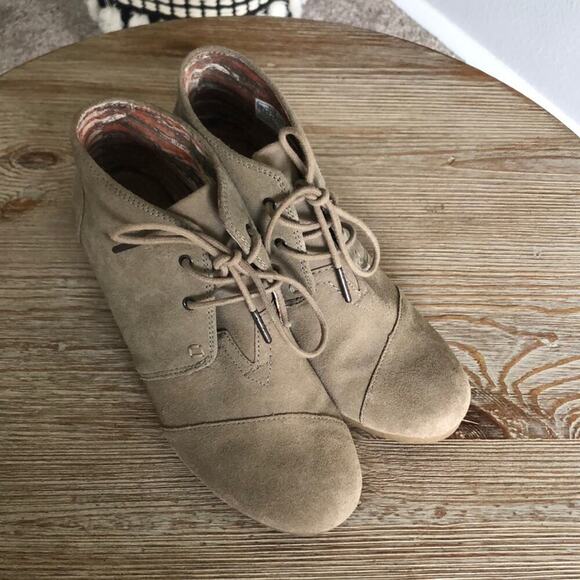 TOMS Women’s Desert Wedge Suede Taupe Lace Up Booties - Picture 3 of 11